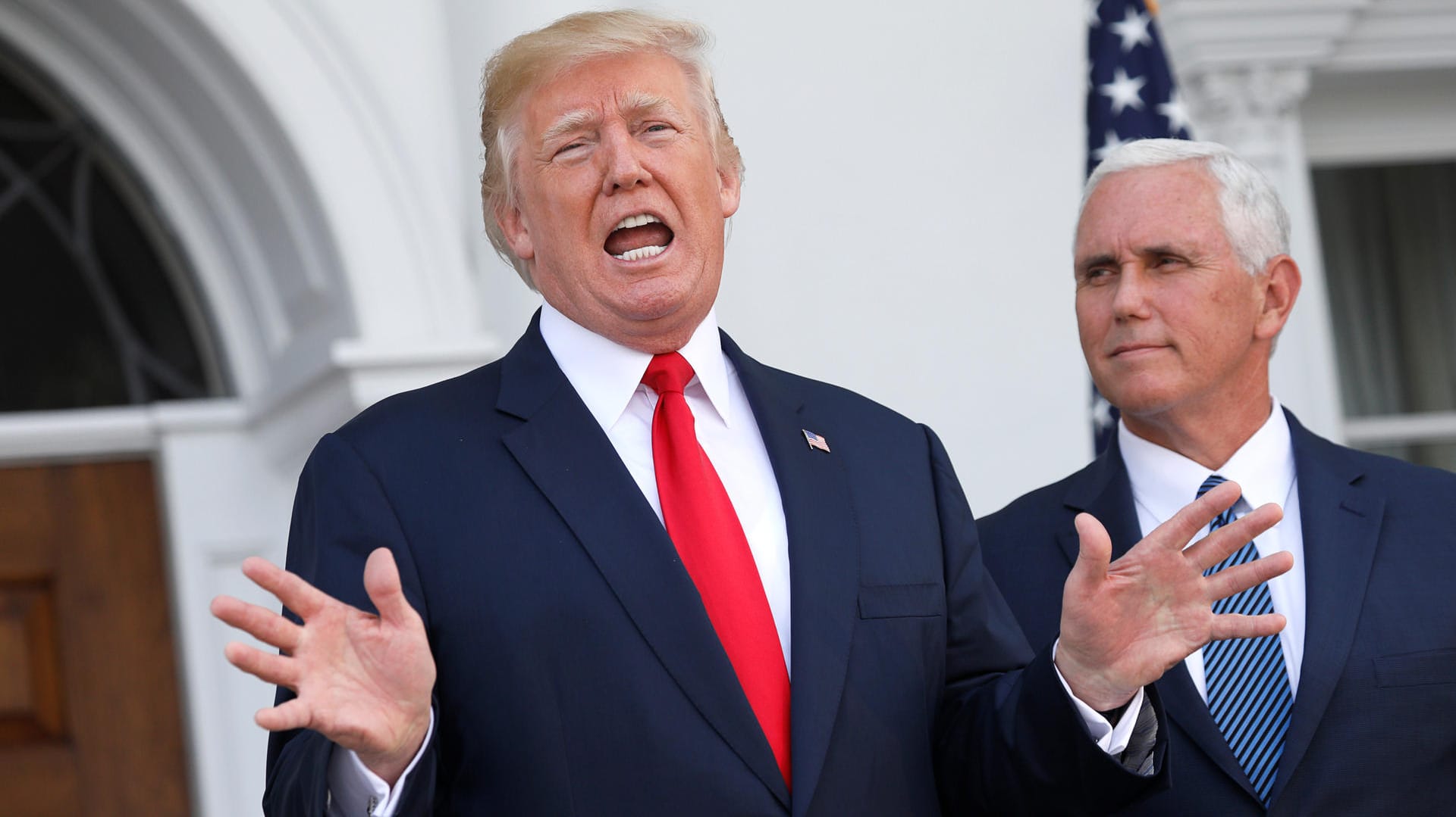 US-Präsident Donald Trump spricht in Bedminster mit Journalisten. Vize-Präsident Mike Pence ist im Hintergrund. US-Präsident Donald Trump spricht in Bedminster mit Journalisten. Vize-Präsident Mike Pence ist im Hintergrund.