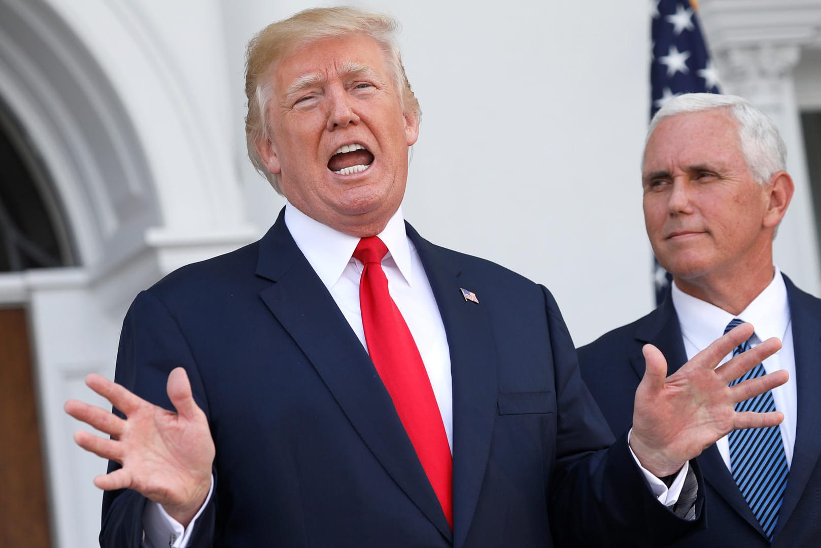 US-Präsident Donald Trump spricht in Bedminster mit Journalisten. Vize-Präsident Mike Pence ist im Hintergrund.