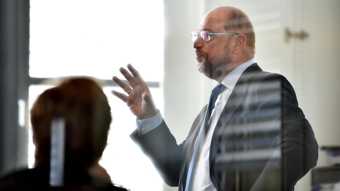 Als Reaktion auf die Abgas-Affäre hat Kanzlerkandidat Martin Schulz einen Fünf-Punkte-Plan entwickelt, der die Autoindustrie stärker in die Pflicht nimmt. Als Reaktion auf die Abgas-Affäre hat Kanzlerkandidat Martin Schulz einen Fünf-Punkte-Plan entwickelt, der die Autoindustrie stärker in die Pflicht nimmt.