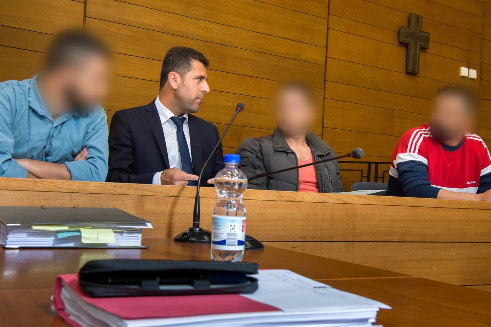 Die Angeklagten werden beschuldigt, für den Tod von mindestens 13 Flüchtlingen verantwortlich zu sein.