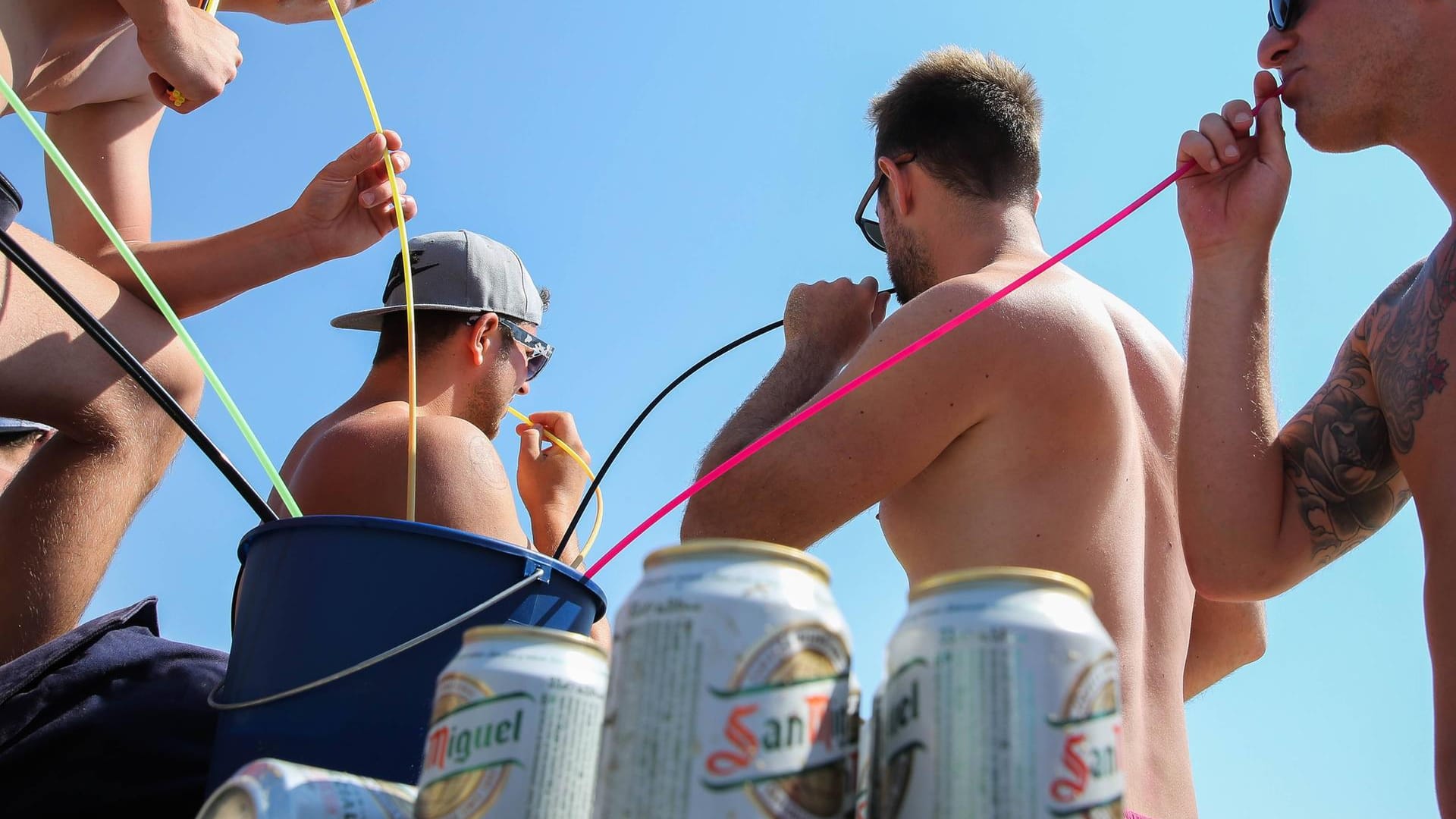 Symbolfoto: Touristen feiern und trinken im Urlaub. Nicht jedem Einheimischen gefällt das. Symbolfoto: Touristen feiern und trinken im Urlaub. Nicht jedem Einheimischen gefällt das.