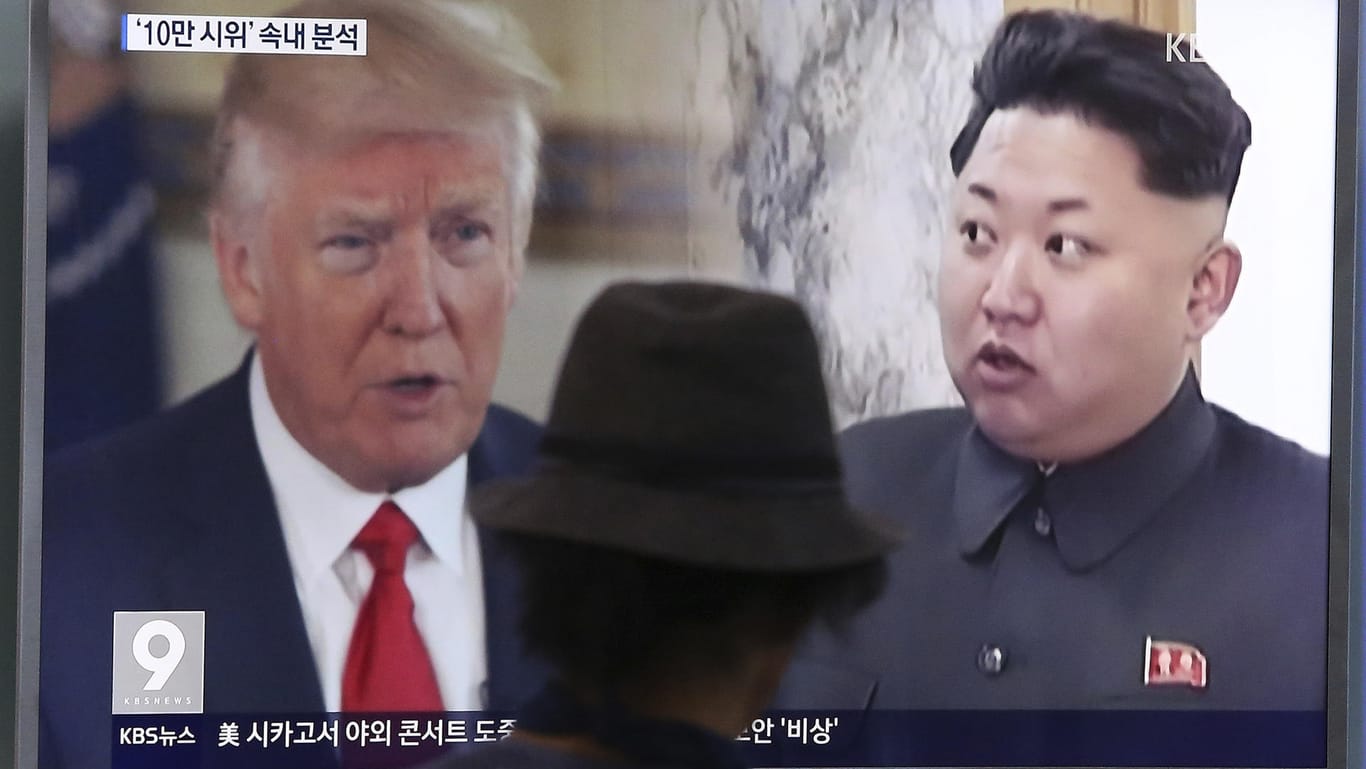 Ein Mann blickt in einer Bahnstation in Seoul auf einen Bildschirm, auf dem von einem Nachrichtensender Bilder von Nordkoreas Staatschef Kim Jong Un und US-Präsident Donald Trump gezeigt werden.