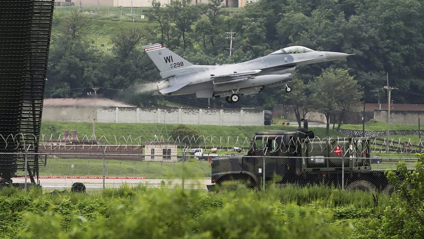 Ein amerikanischer F-16-Kämpfer landet auf der Osan Air Base, südlich von Seoul (Südkorea).