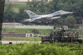 Ein amerikanischer F-16-Kämpfer landet auf der Osan Air Base, südlich von Seoul (Südkorea).
