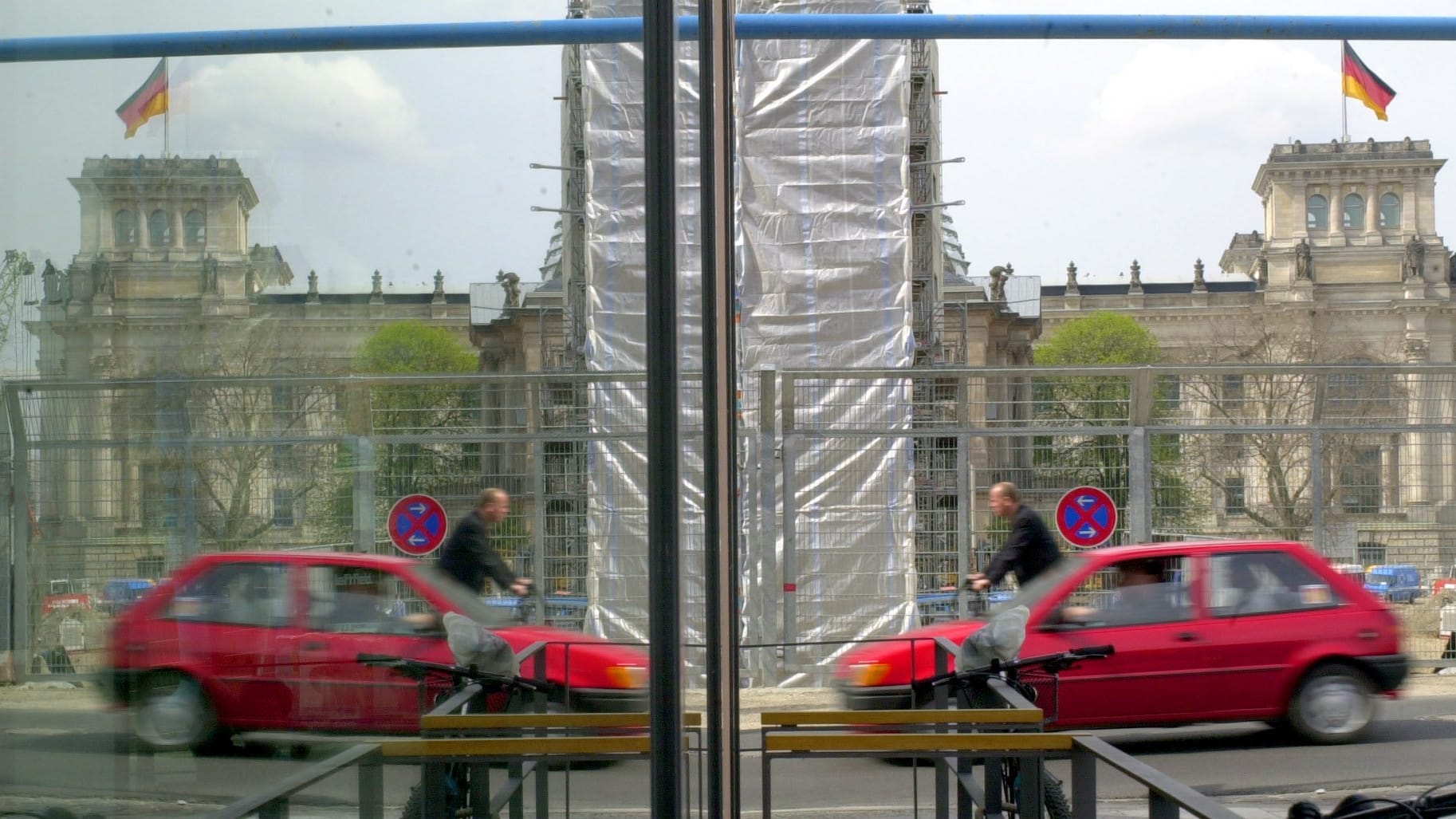 Das Reichstagsgebäude, ein Rad- und ein Autofahrer spiegeln sich im Glas: Am 24. September bestimmen letztere, wer in ersteres einzieht. Das Reichstagsgebäude, ein Rad- und ein Autofahrer spiegeln sich im Glas: Am 24. September bestimmen letztere, wer in ersteres einzieht.