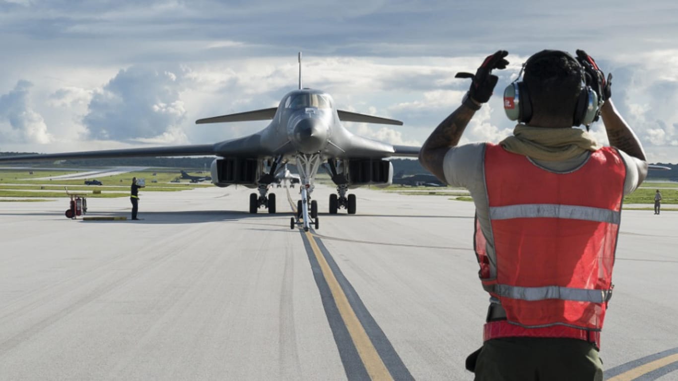 Ein US-Bomber von Typ B-1B während der Ankunft auf der Andreson Air Force Base auf Guam.
