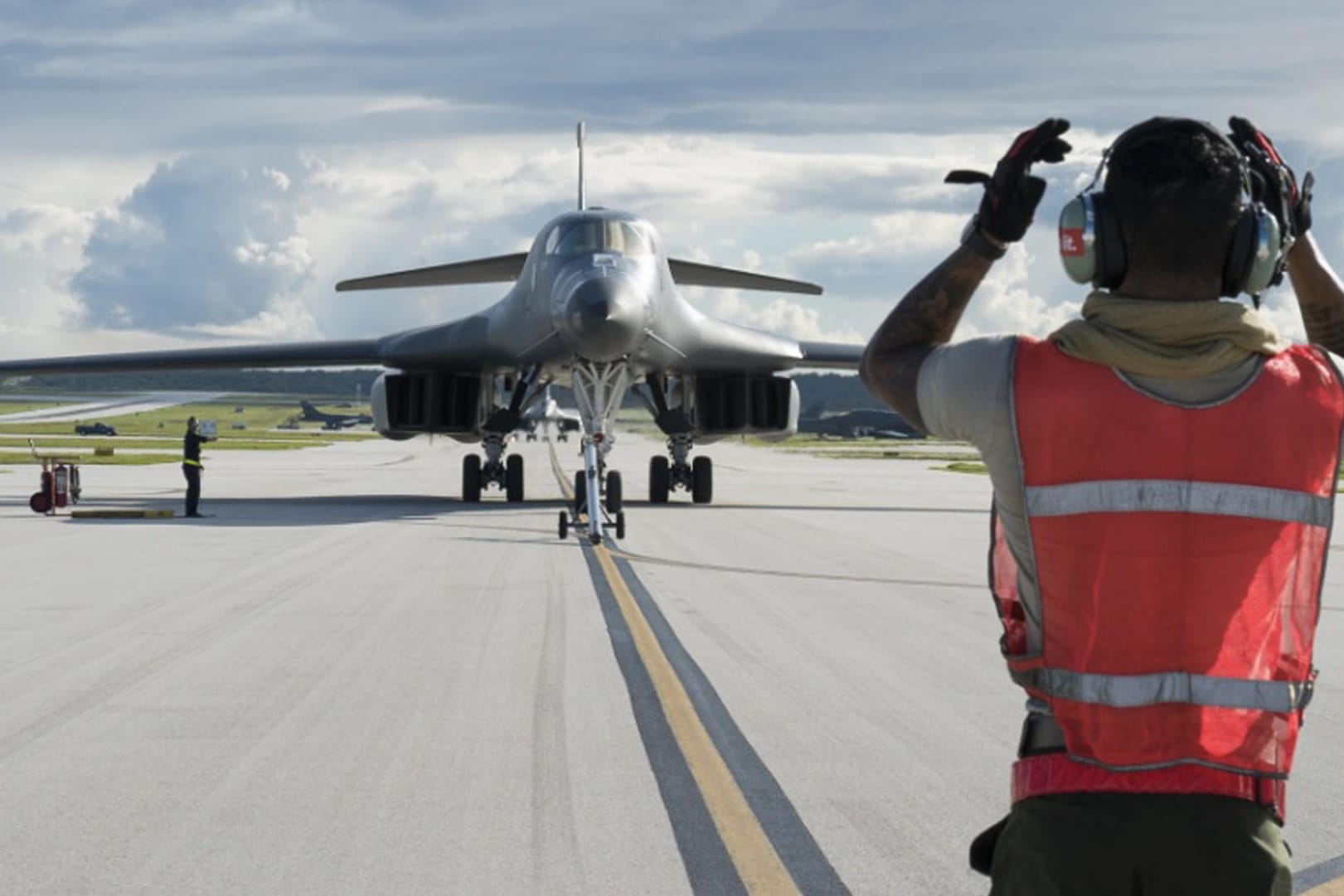 Ein US-Bomber von Typ B-1B während der Ankunft auf der Andreson Air Force Base auf Guam.