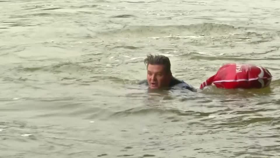 Münchner "pendelt" schwimmend zur Arbeit