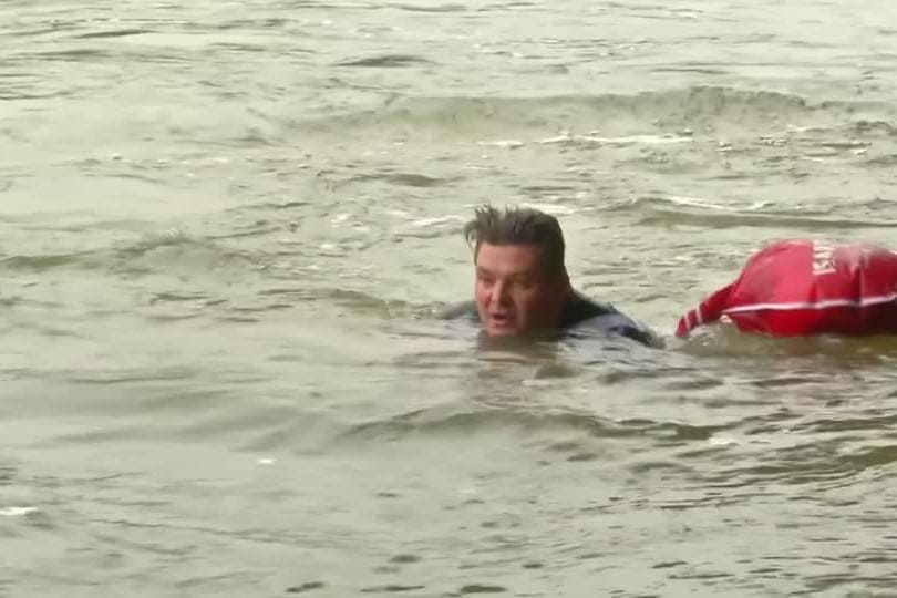 Münchner "pendelt" schwimmend zur Arbeit