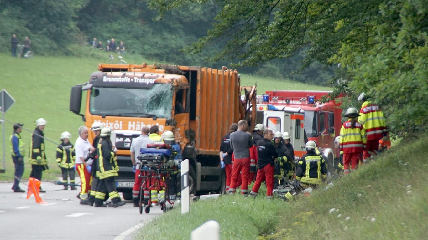 Der Karlsruher Polizei zufolge, hat möglicherweise ein technischer Defekt am Müllwagen zum Unfall geführt.