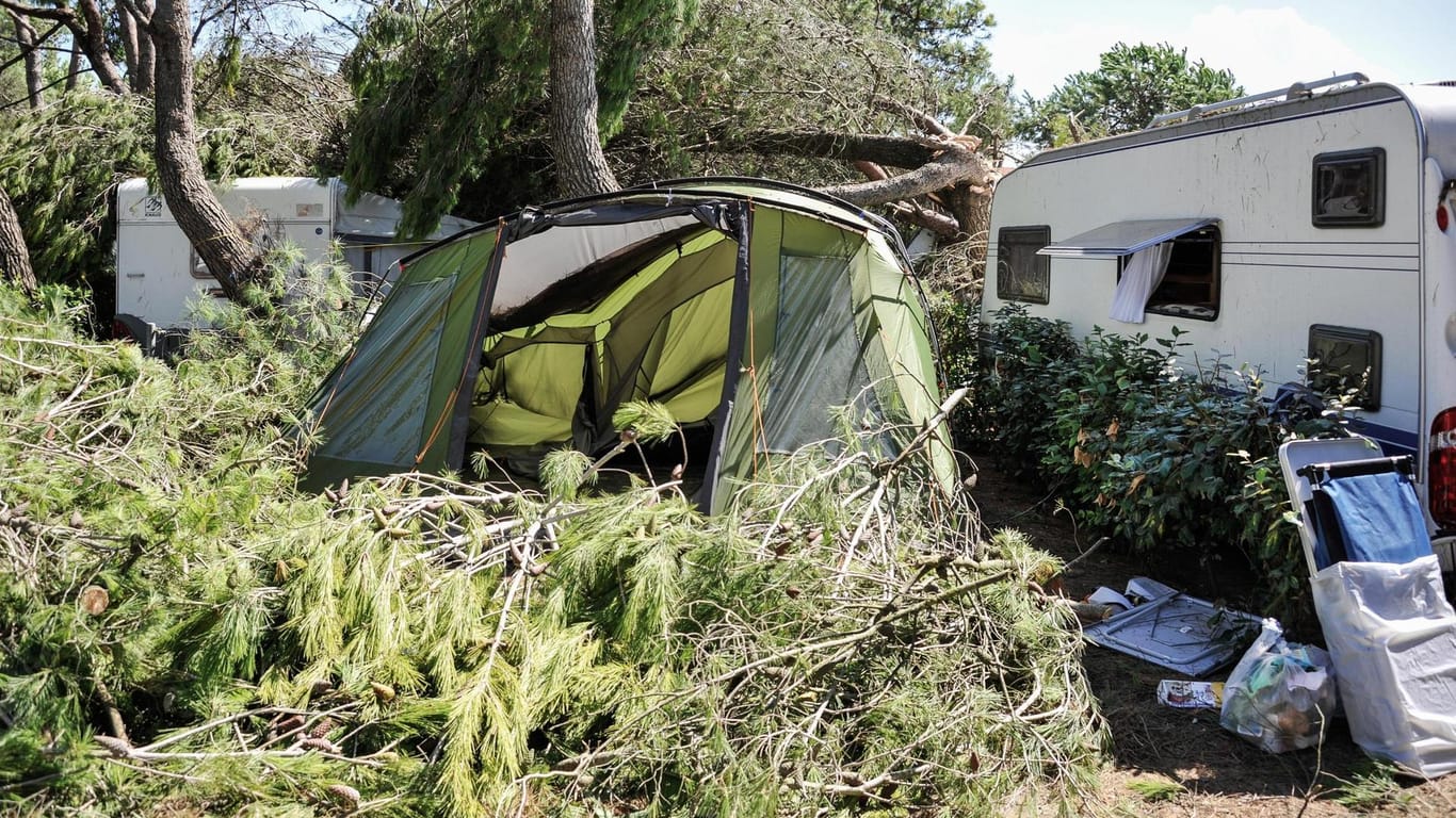 Bei dem Sturm wurden zahlreiche Zelte und Wohnwagen durch Bäume zerstört.