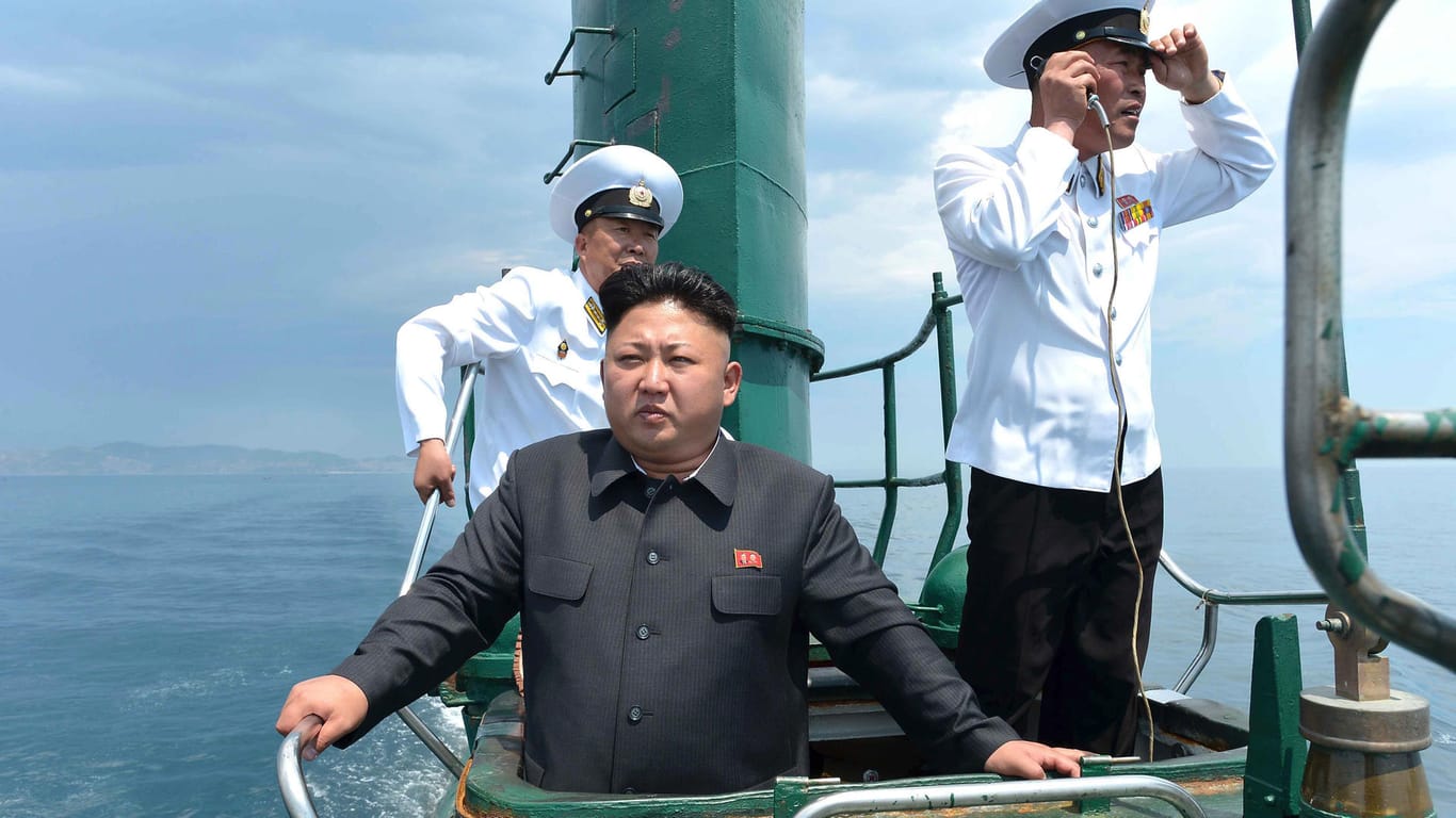 Nordkoreas Staatschef Kim Jong Un inspiziert ein U-Boot seiner Marine.