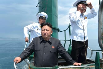 Nordkoreas Staatschef Kim Jong Un inspiziert ein U-Boot seiner Marine.