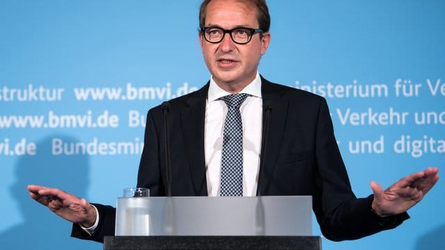 60 Prozent der Deutschen lehnen die Arbeit von Bundesverkehrsminister Alexander Dobrindt ab.