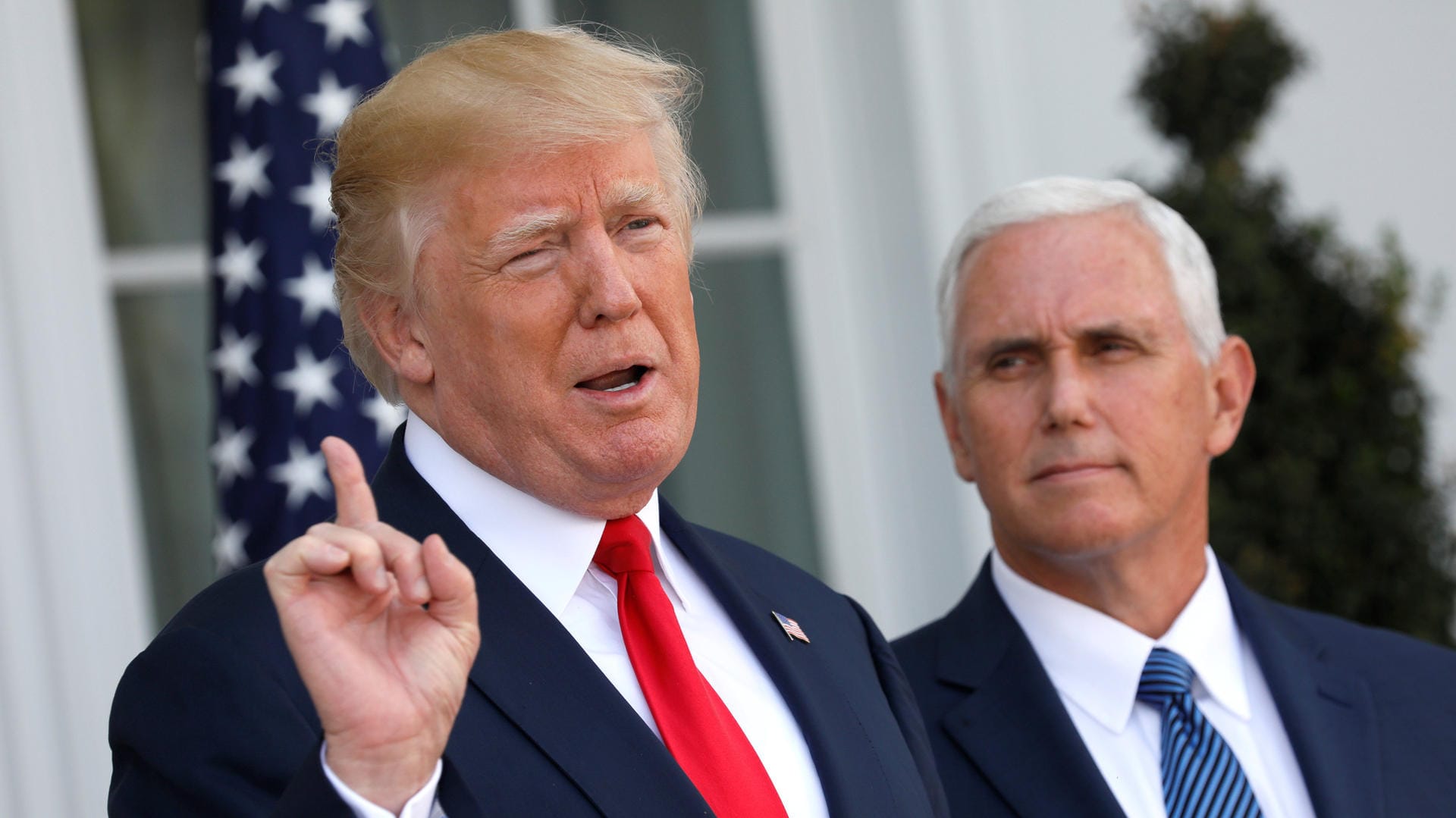Während seines Urlaubs sprach US-Präsident Donald Trump vergangene Woche regelmäßig aus Bedminster zu den Medien. Während seines Urlaubs sprach US-Präsident Donald Trump vergangene Woche regelmäßig aus Bedminster zu den Medien.