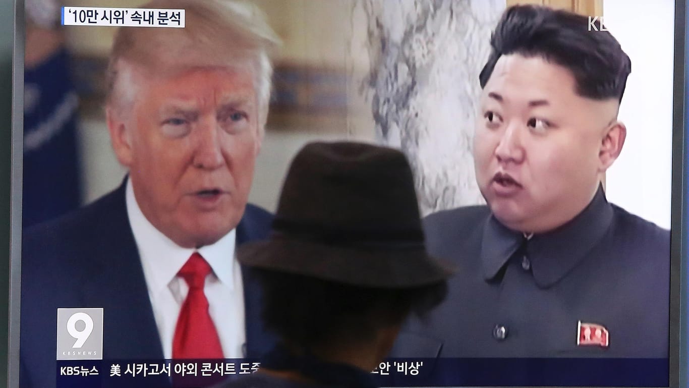 Ein Passant betrachtet in Südkorea einen TV-Beitrag über Donald Trump und Kim Jong Un.