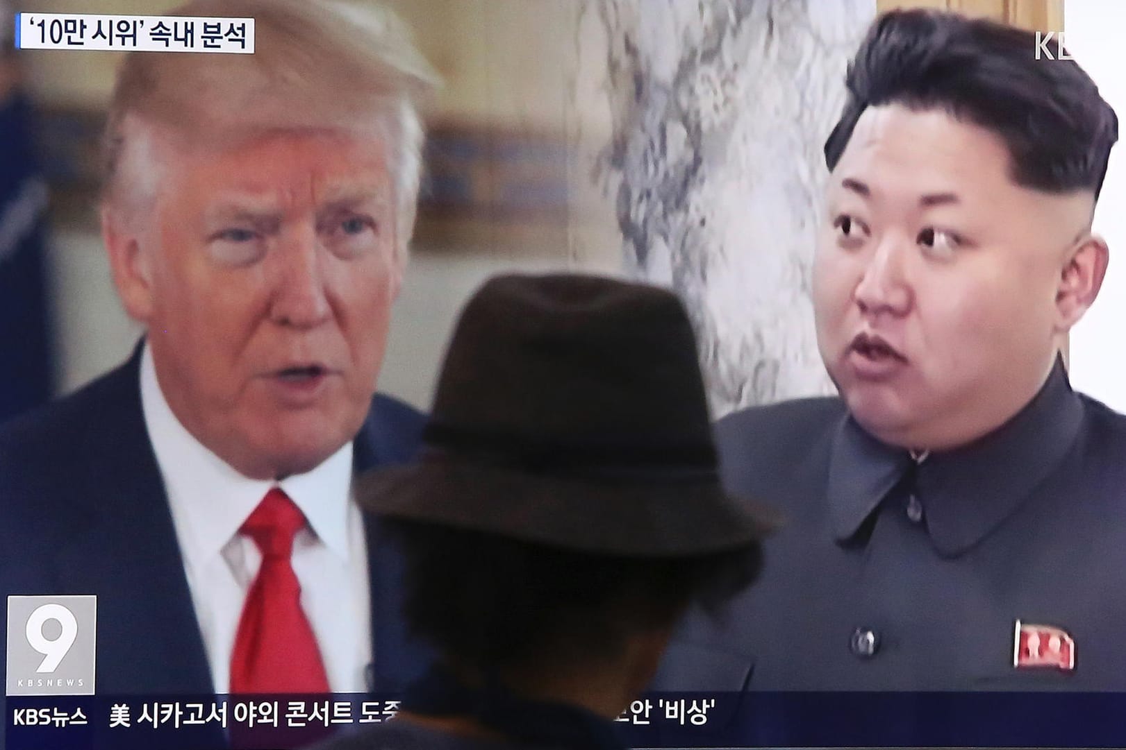 Ein Passant betrachtet in Südkorea einen TV-Beitrag über Donald Trump und Kim Jong Un.