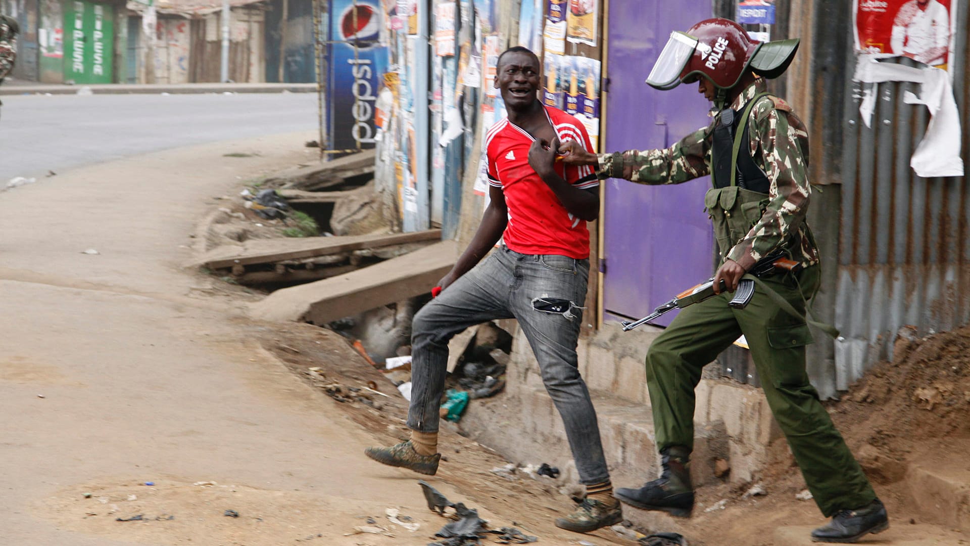 Ein Unterstützer des Oppositionsführers Odinga wird in einem Slum in Nairobi von einem Polizisten festgehalten. Ein Unterstützer des Oppositionsführers Odinga wird in einem Slum in Nairobi von einem Polizisten festgehalten.