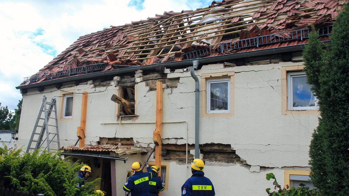 Bilder vom Ort des Geschehens: Ein beinahe vollständig abgedecktes Dach und aufgerissene Wände.