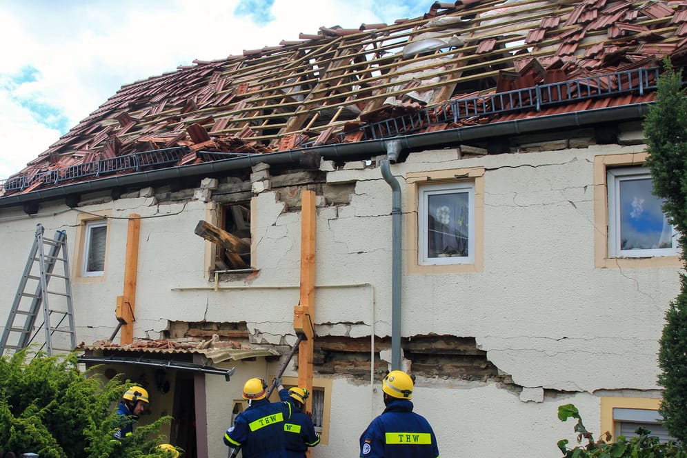 Bilder vom Ort des Geschehens: Ein beinahe vollständig abgedecktes Dach und aufgerissene Wände.