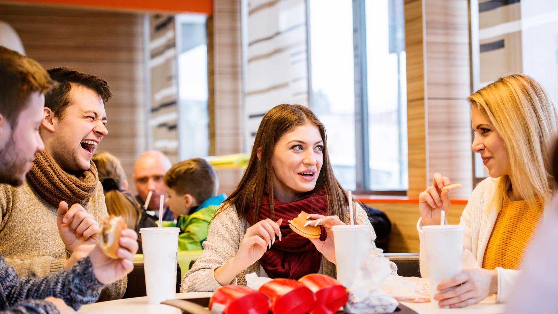 Dieses Bild könnte bald der Vergangenheit angehören. Plastikgeschirr soll es bei McDonalds nicht mehr geben.