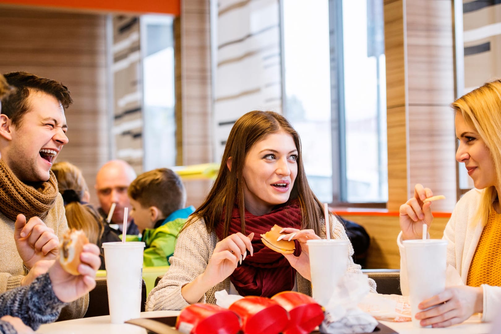 Dieses Bild könnte bald der Vergangenheit angehören. Plastikgeschirr soll es bei McDonalds nicht mehr geben.