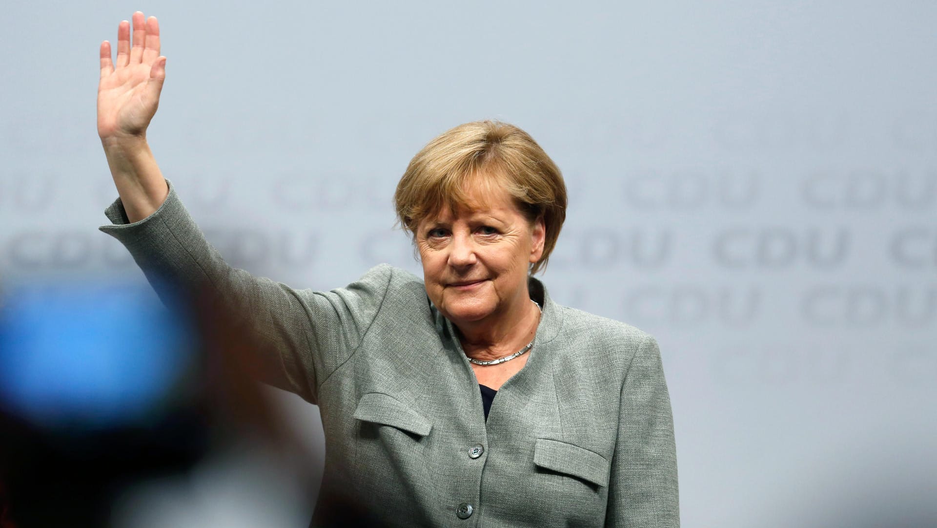Vor dem CDU-Arbeitnehmerflügel betonte Merkel zum Wahlkampf-Auftakt in Dortmund soziale Themen. Vor dem CDU-Arbeitnehmerflügel betonte Merkel zum Wahlkampf-Auftakt in Dortmund soziale Themen.