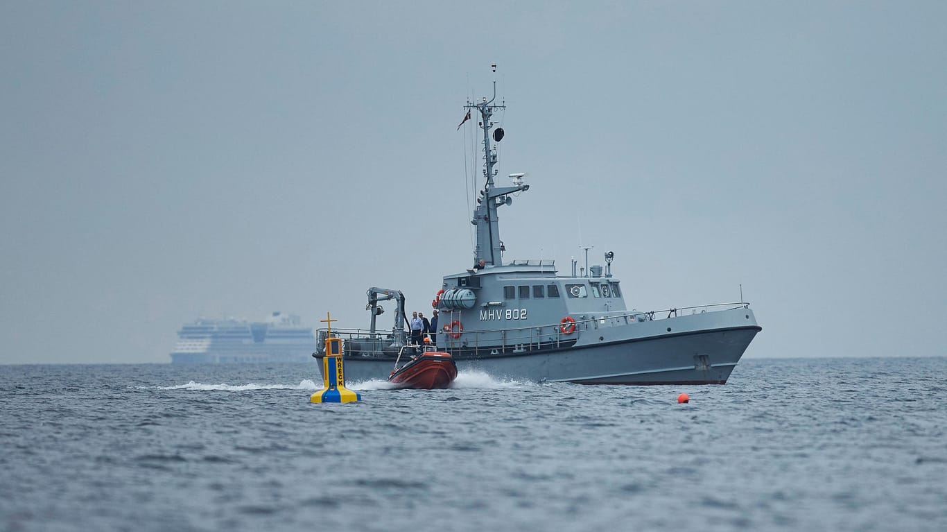 Ein Boot der dänischen Seeschifffahrtsbehörde fährt in der Nähe der Insel Amager , wo das gesunkene U-Boot «Nautilus» am 11.08.2017 gefunden wurde.