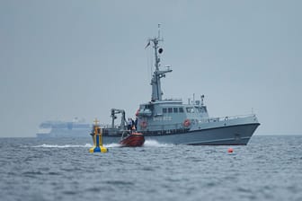 Ein Boot der dänischen Seeschifffahrtsbehörde fährt in der Nähe der Insel Amager , wo das gesunkene U-Boot «Nautilus» am 11.08.2017 gefunden wurde.