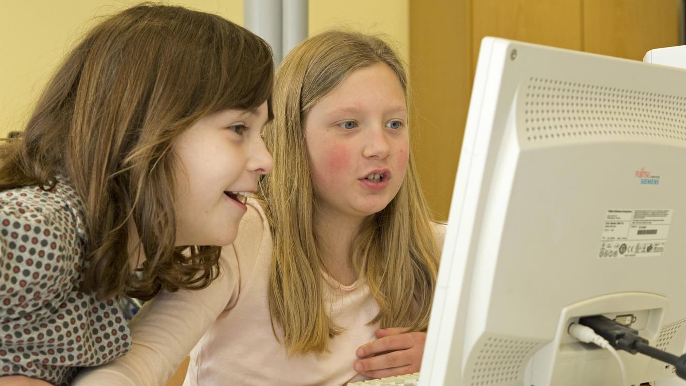 Grundschülerinnen arbeiten im Computerraum