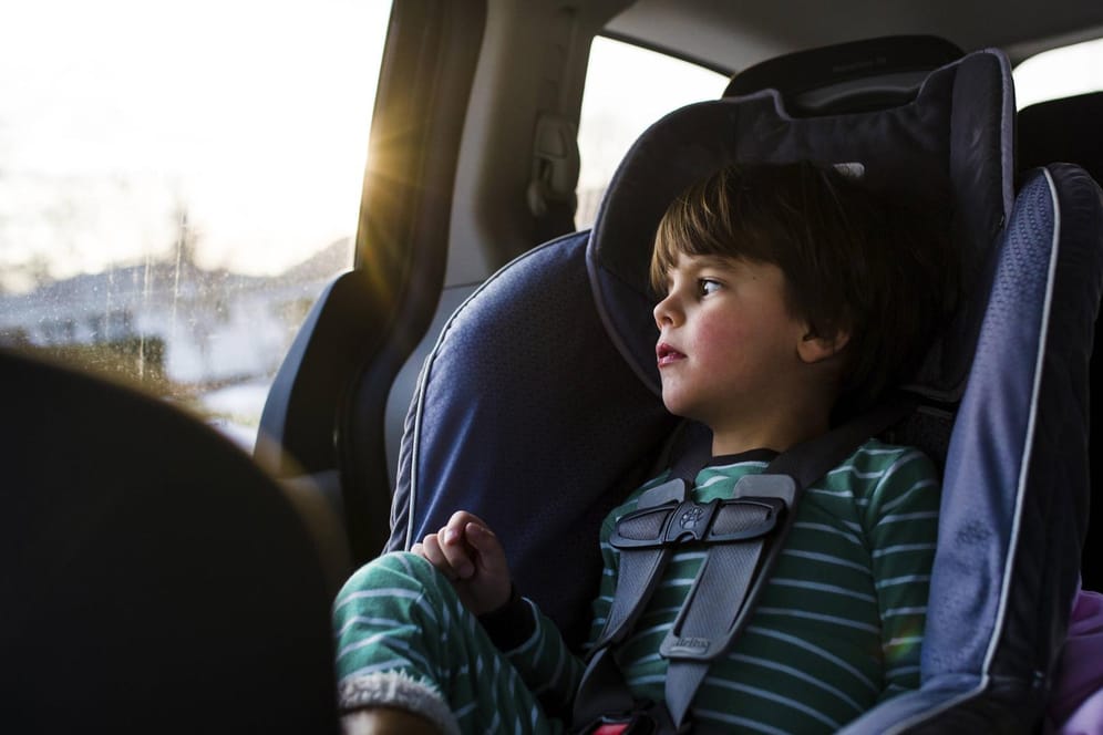 Wenn Kinder sicher angeschnallt sind, können bei einem Unfall Verletzungen an der Hals- und Kopfpartie vermieden werden.