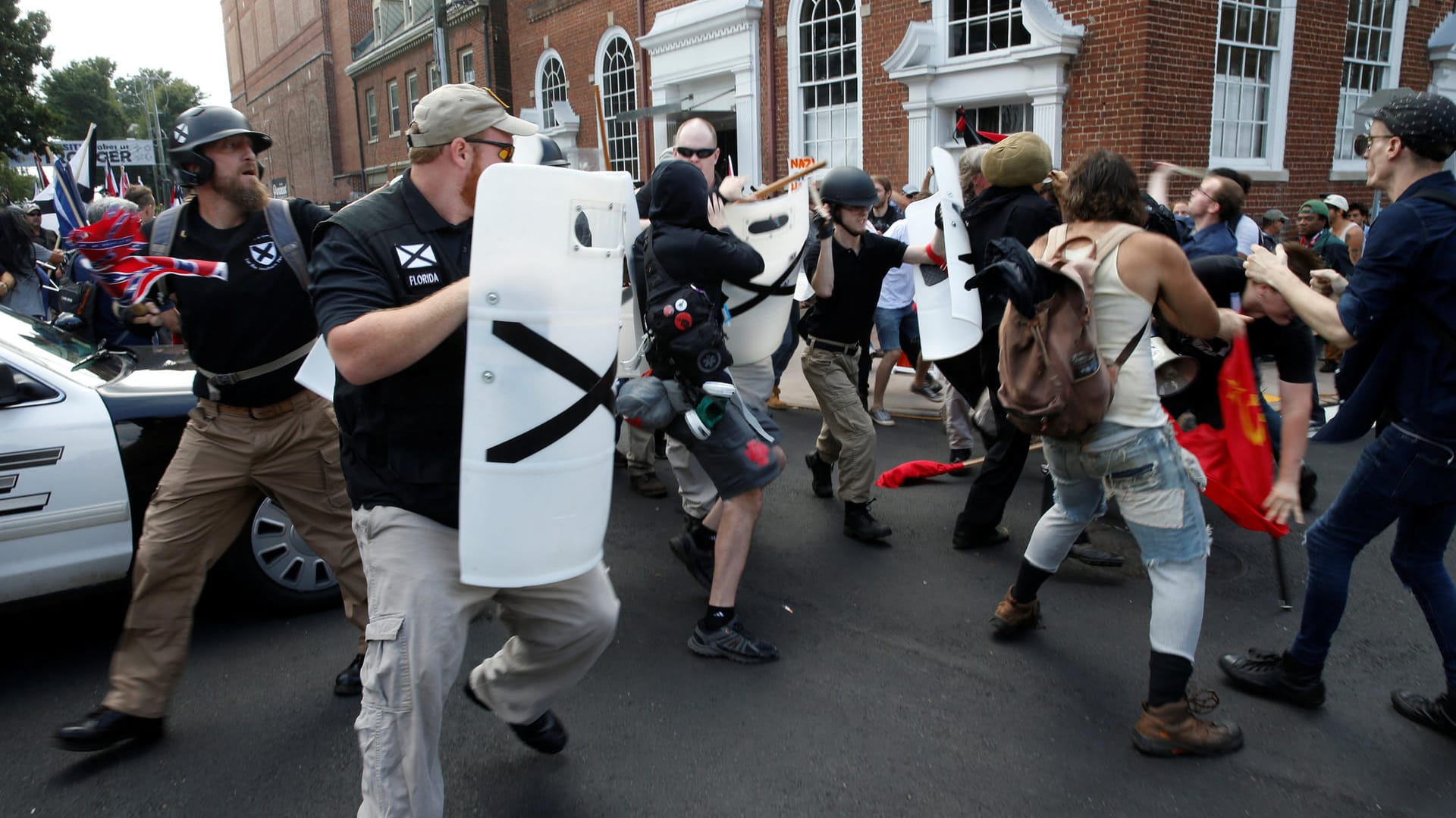 Mitglieder rechter und linker Gruppen gehen in Charlottesville aufeinander los.