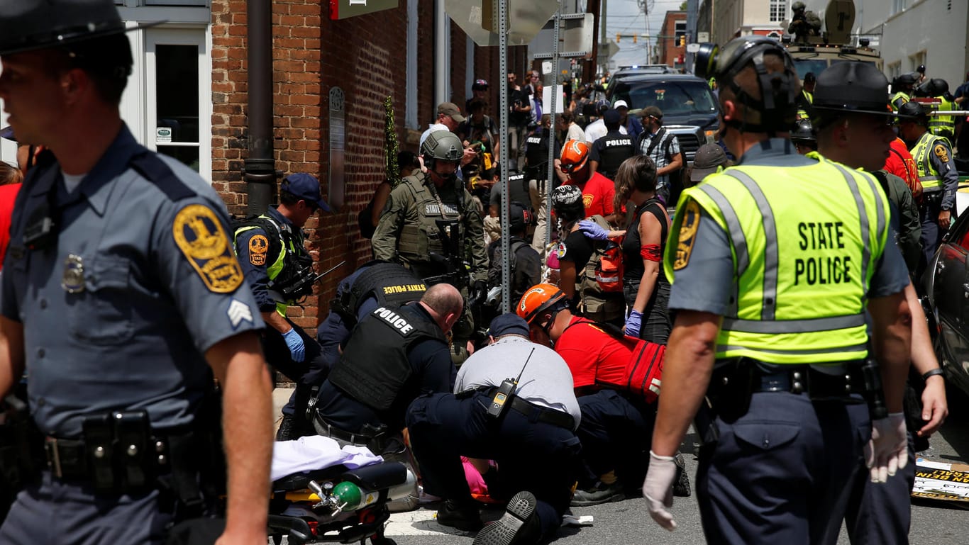 Rettungskräfte kümmern sich um Verletzte, nachdem ein Auto in eine Gruppe Demonstranten in Charlottesville gefahren war.