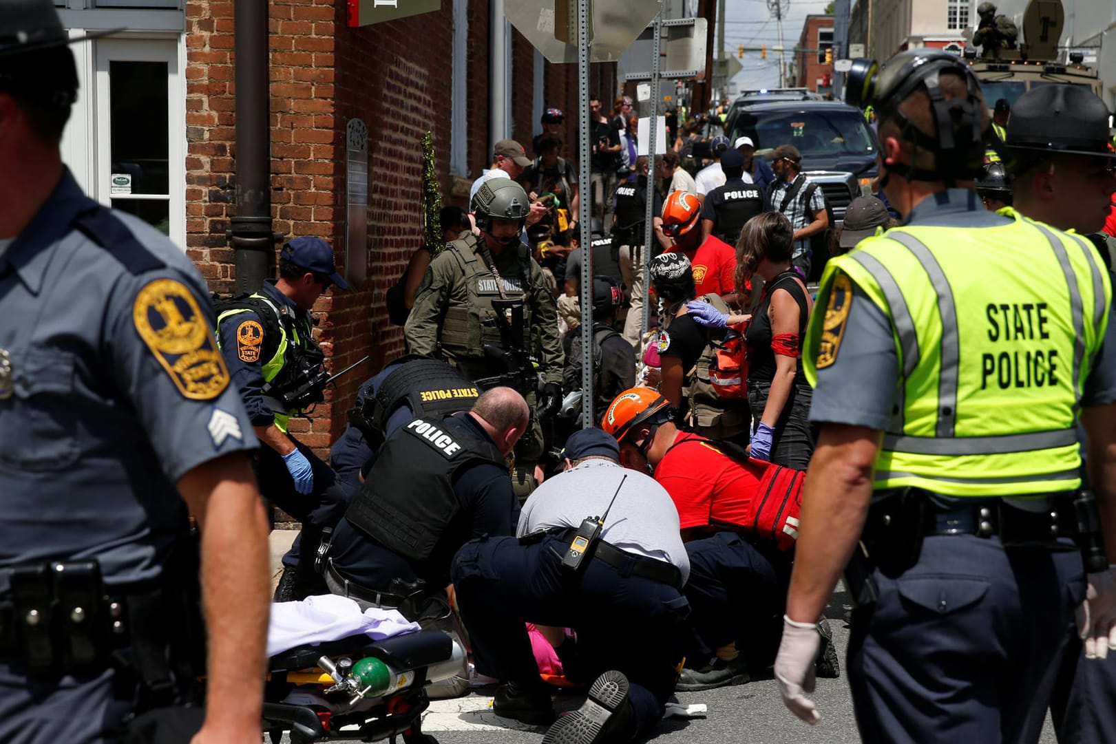 Rettungskräfte kümmern sich um Verletzte, nachdem ein Auto in eine Gruppe Demonstranten in Charlottesville gefahren war.