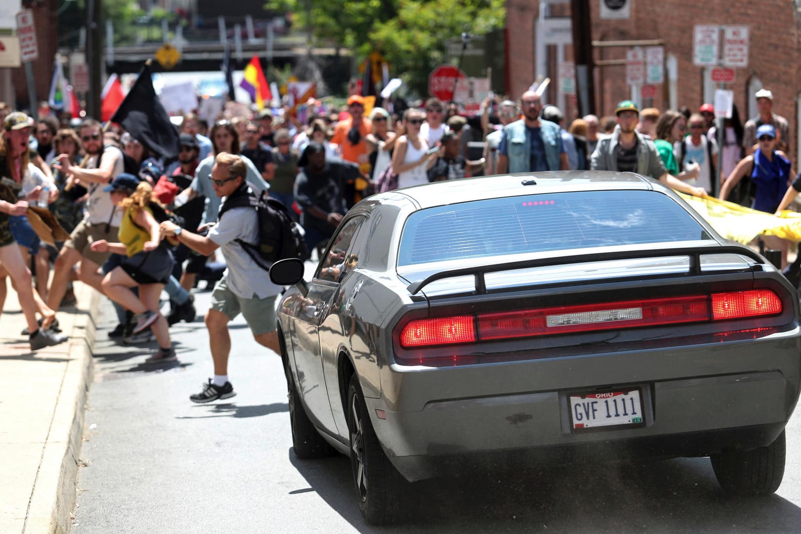 Mit hoher Geschwindigkeit fährt ein Fahrzeug in eine Gruppe von Demonstranten in Charlottesville.