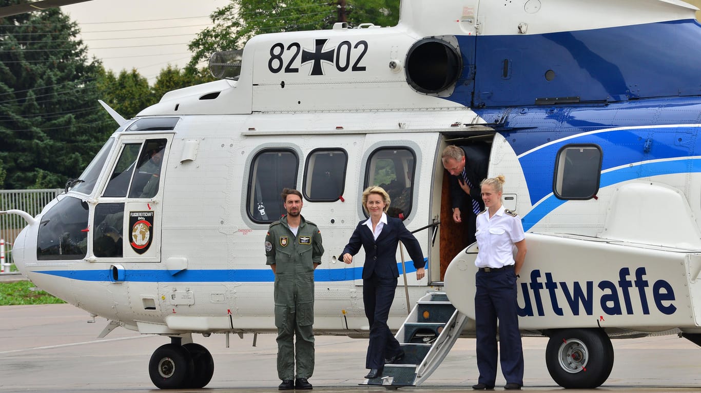 Verteidigungsministerin Ursula von der Leyen verlässt einen der Cougar-Helikopter der Luftwaffen-Flugbereitschaft.