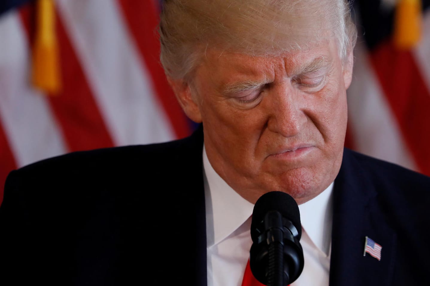 US-Präsident Trump steht nach der schwachen Reaktion auf die Ereignisse in Charlottesville scharf in der Kritik ─ von Demokraten und Republikanern.