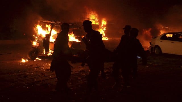 Soldaten und Freiwillige bergen Opfer eines Bombenanschlags auf ein Militärfahrzeug in der pakistanischen Stadt Quetta. Soldaten und Freiwillige bergen Opfer eines Bombenanschlags auf ein Militärfahrzeug in der pakistanischen Stadt Quetta.