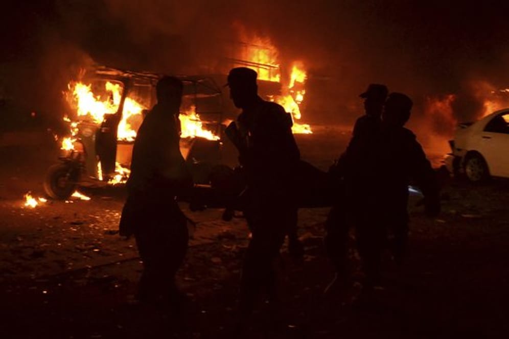 Soldaten und Freiwillige bergen Opfer eines Bombenanschlags auf ein Militärfahrzeug in der pakistanischen Stadt Quetta.