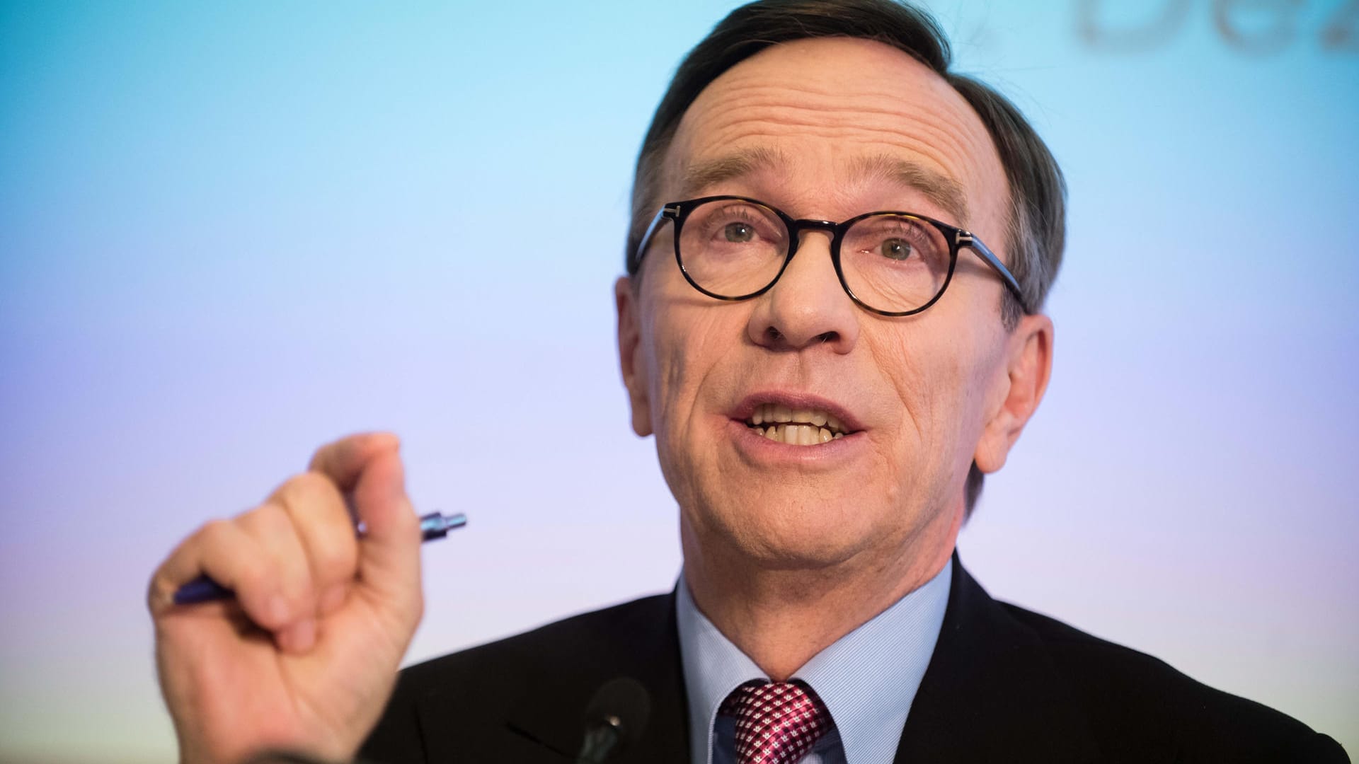 Der Präsident des Verbandes der Automobilindustrie (VDA), Matthias Wissmann, sieht die "Umwelt-Prämie" als Zugpferd für den Pkw-Absatz. Der Präsident des Verbandes der Automobilindustrie (VDA), Matthias Wissmann, sieht die "Umwelt-Prämie" als Zugpferd für den Pkw-Absatz.