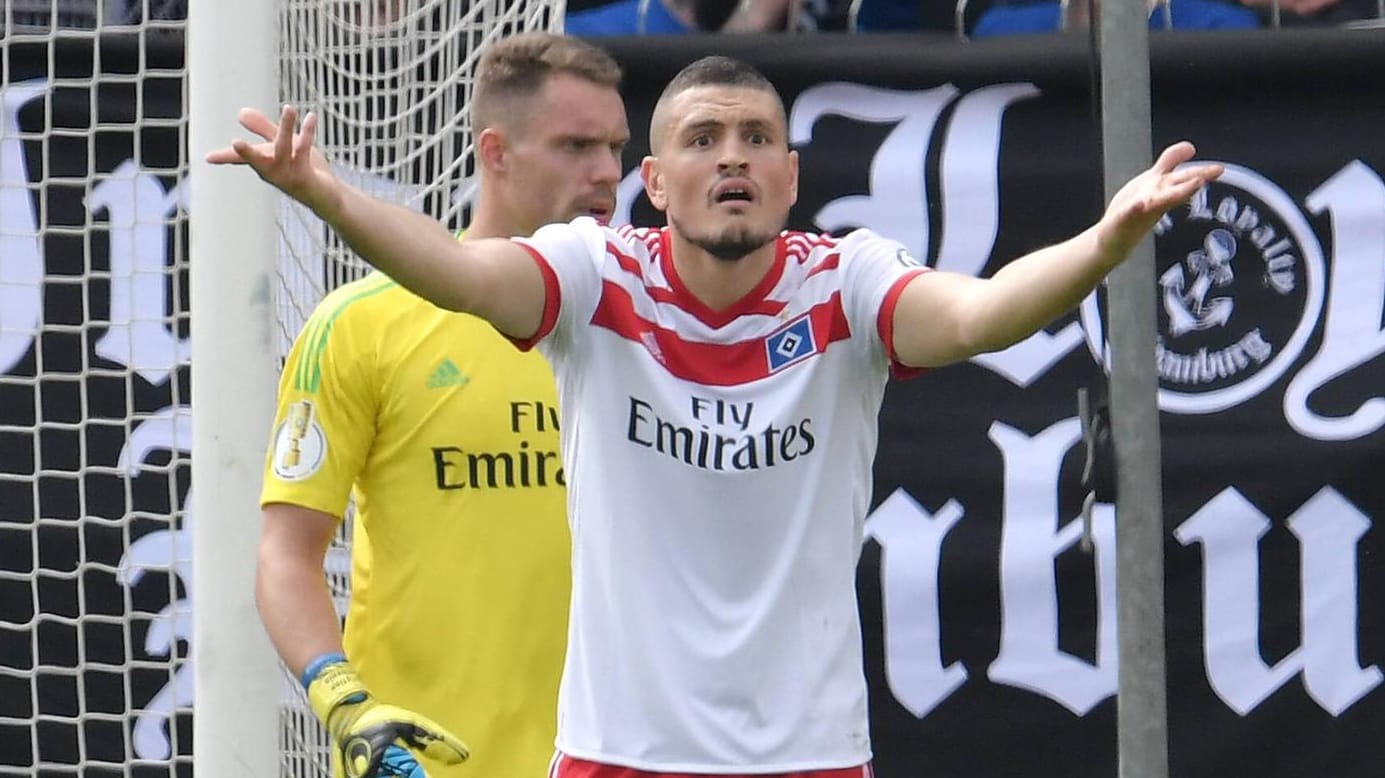 Kyriakos Papadopoulos kann es nicht fassen: Der HSV hat sich mal wieder blamiert.