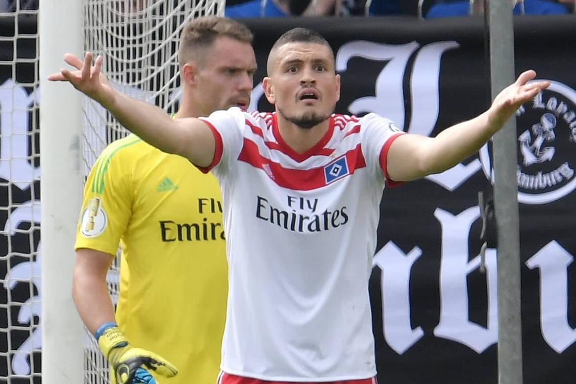 Kyriakos Papadopoulos kann es nicht fassen: Der HSV hat sich mal wieder blamiert.