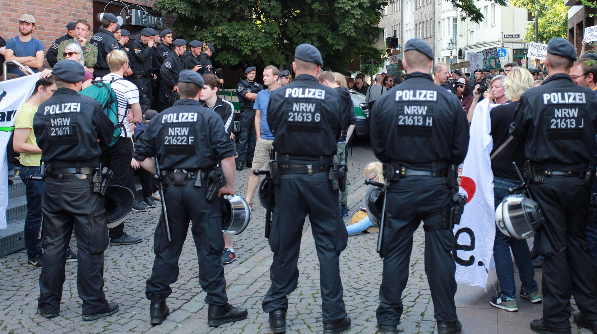 Polizisten versperren Gegendemonstranten vor dem AfD-Veranstaltungslokal den Weg. Polizisten versperren Gegendemonstranten vor dem AfD-Veranstaltungslokal den Weg.
