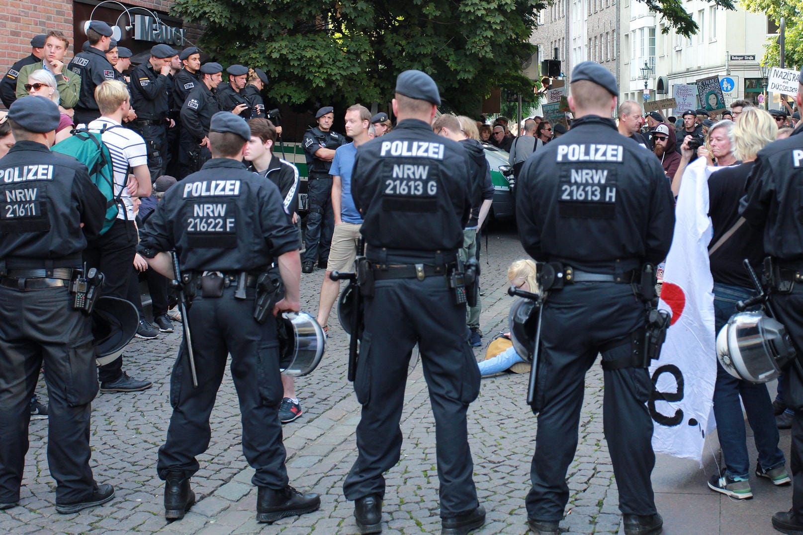 Polizisten versperren Gegendemonstranten vor dem AfD-Veranstaltungslokal den Weg.
