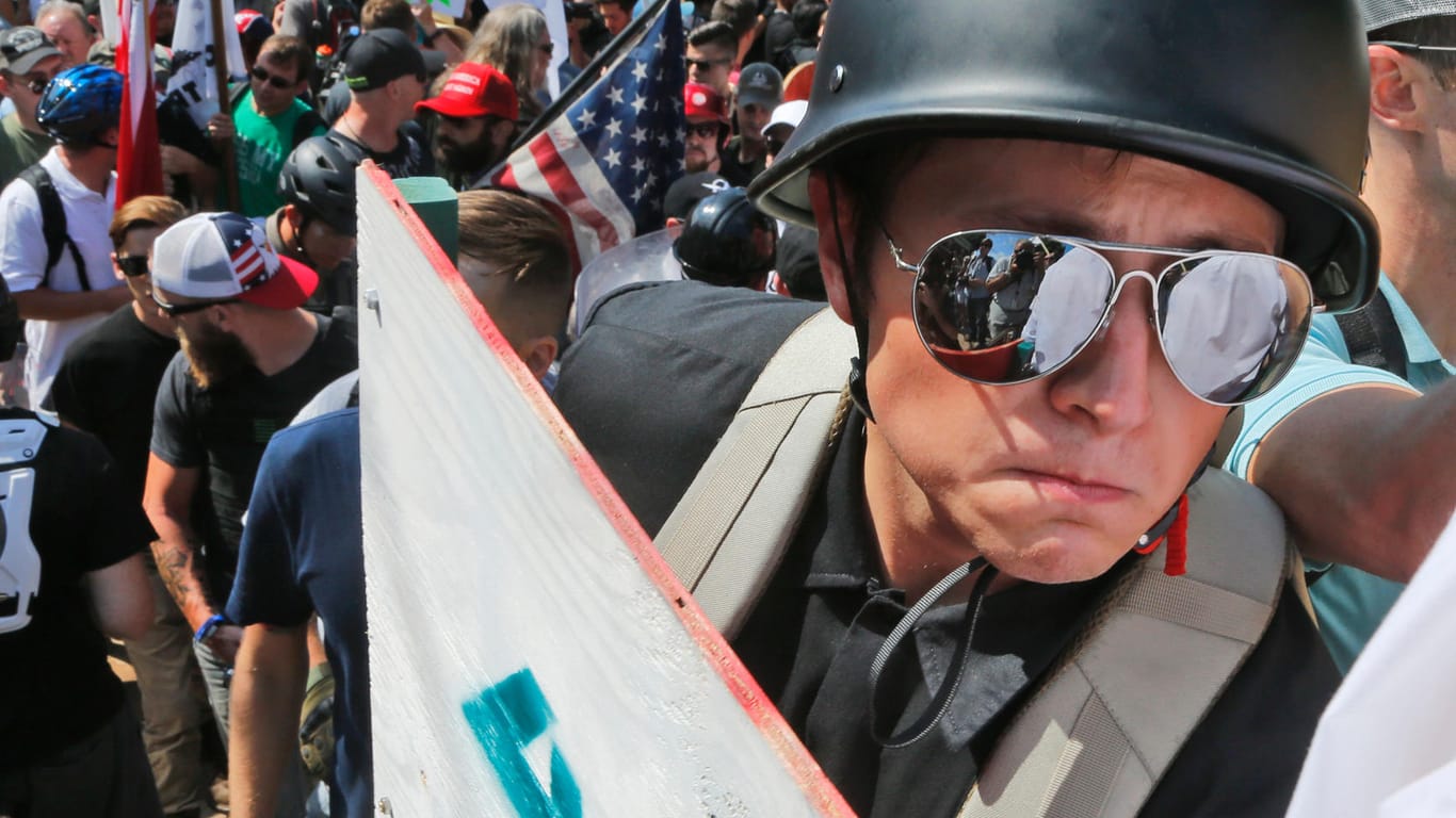 Ein Teilnehmer der rechtsextremen Kundgebung in Charlottesville trägt einen Stahlhelm und ein Schutzschild.