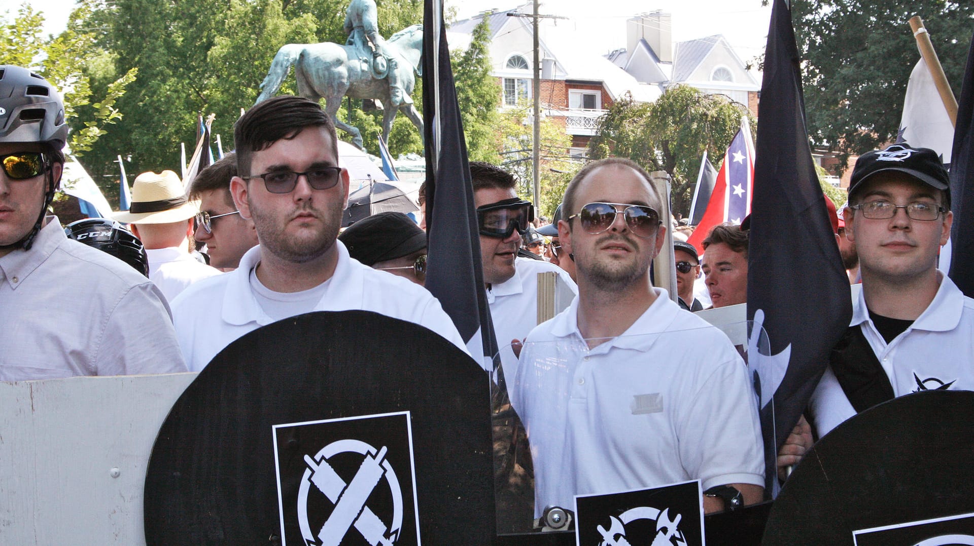Der mutmaßliche Todesfahrer von Charlottesville, James Alex Fields Jr. (2.v.l.), hatte vor seiner Tat an der rechten Kundgebung teilgenommen.