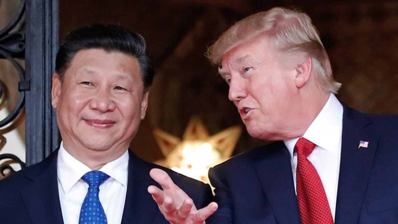 US-Präsident Donald Trump (r) empfängt den chinesischen Präsidenten Xi Jinping in Palm Springs im US-Bundesstaat Florida.