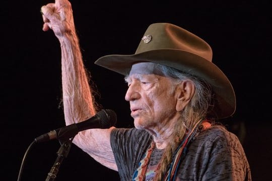 Der US-amerikanische Country-Sänger und -Songwriter Willie Nelson musste ein Konzert krankheitsbedingt abbrechen.