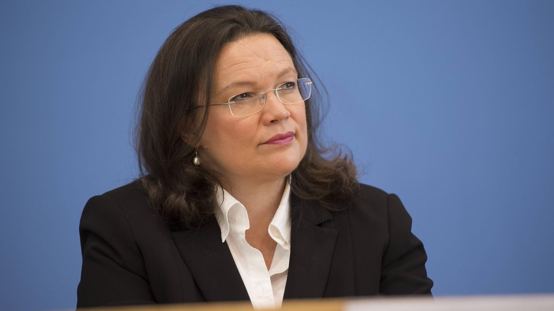 Andrea Nahles kritisiert Angela Merkel für geplante Kürzungen in der Arbeitsförderung. Andrea Nahles kritisiert Angela Merkel für geplante Kürzungen in der Arbeitsförderung.