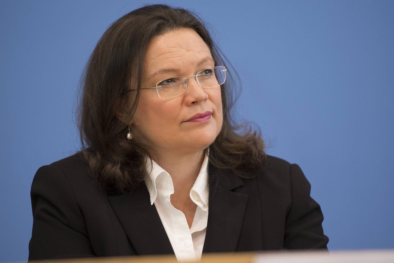 Andrea Nahles kritisiert Angela Merkel für geplante Kürzungen in der Arbeitsförderung.